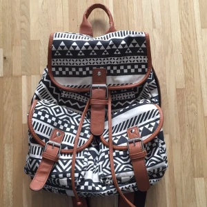 ryggsäck - fint mönstrad ryggsäck. svart och lite mörkare vit. BRA SKICK :)) hör av er vid frågor! först till kvarn och om fler vill ha blir det budgivning :)