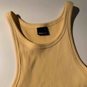  - Gult linne ifrån Gina i storlek M, aldrig använt. Köparen står för frakt ❤️