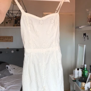 Playsuit från hollister - Söt playsuit från hollister, knappt använd. Frakt tillkommer om man inte kan mötas i Gävle 