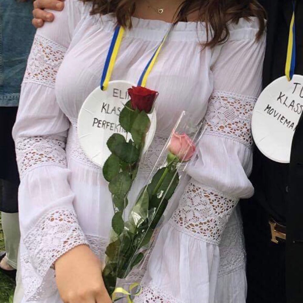 En vit offshoulder-klänning som passar perfekt till skolavslutningen eller studenten! Strl M. Använd en gång, där av i nyskick. 300kr men priset kan även diskuteras. Köparen står för frakten. Om fler bilder önskas är det bara att hojta till🌸. Klänningar.