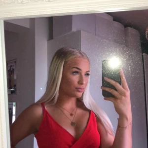 Klänning från HM - En jätte fin klänning från HM som är perfekt nu för sommaren🤩Har använt den en gång så den är som ny. Storlek S, tillkommer frakt 