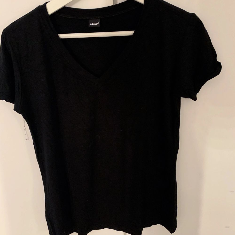 Vanlig svart T-shirt i storlek S, passar även xs! Skönt, loose material med en v-ringning upptill. Najs & billig T-shirt helt enkelt!  Eventuell fraktkostnad tillkommer 🖤. T-shirts.