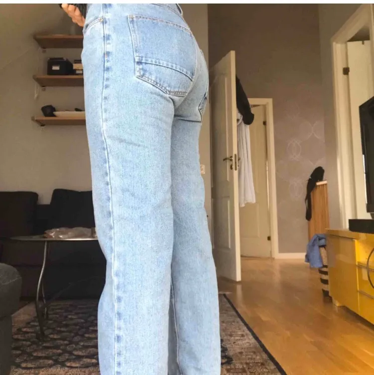 Jättefina ljusblå vintage jeans som är köpta här på Plick men de är tyvärr alldelles för stora :( (bilderna är inte mina) EDIT: Det var väldigt många intresserade så buda från 150 i kommentarerna. Ifall ingen budat över på 24h e dom dina!❤️. Jeans & Byxor.