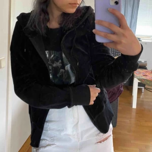  - Två tröjor säljes helst ihop, kan säljas separat om det önskas istället. Frakten inkluderas i priset. 