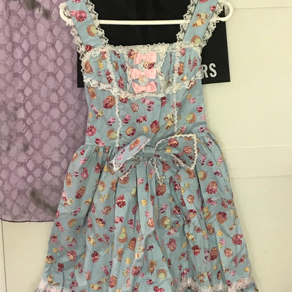 En lolita klänning köpt ifrån Japan, söta små bakelser på, typ storlek s-m, nästan oanvänd och den är i bra skick. Klänningar.