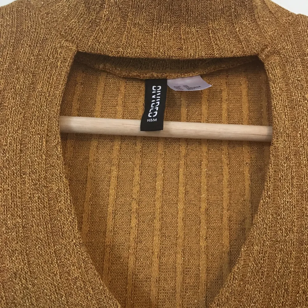 Guldglittrig tröja med krage från H&M divided. Stl XS. Gott skick, knappt använd. Frakt betalas av köparen.. Toppar.