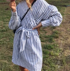 Sommarklänning från bikbok - Säljer denna supersöta skjort-klänning från Bikbok! Så fin att ha nu till sommaren!🌷 möts upp i Stockholm eller fraktar