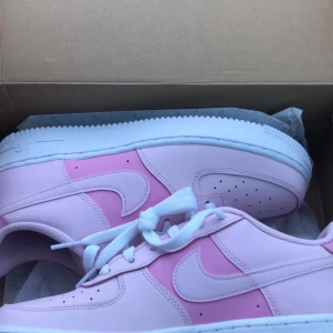 Nike skor🤍 - Använda Max 4 ggr. Storlek 39 men passar mig med 38/38.5☺️ frakt betalas av köparen, budet ligger på 750 just nu då många är intresserade! AVSLUTAD