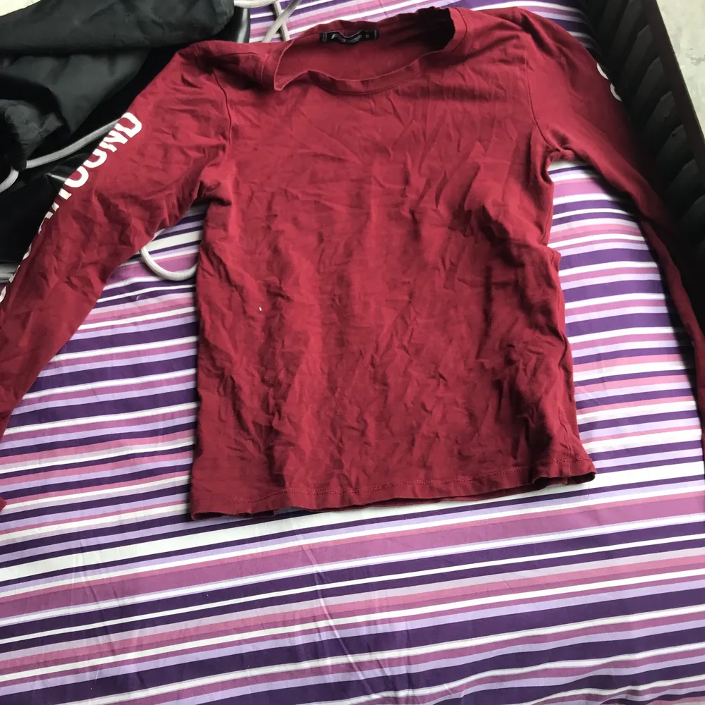 En helt normal röd vin tröja (skriv till mig ifall ni vill ha bilder när jag har på mig den :). Blusar.