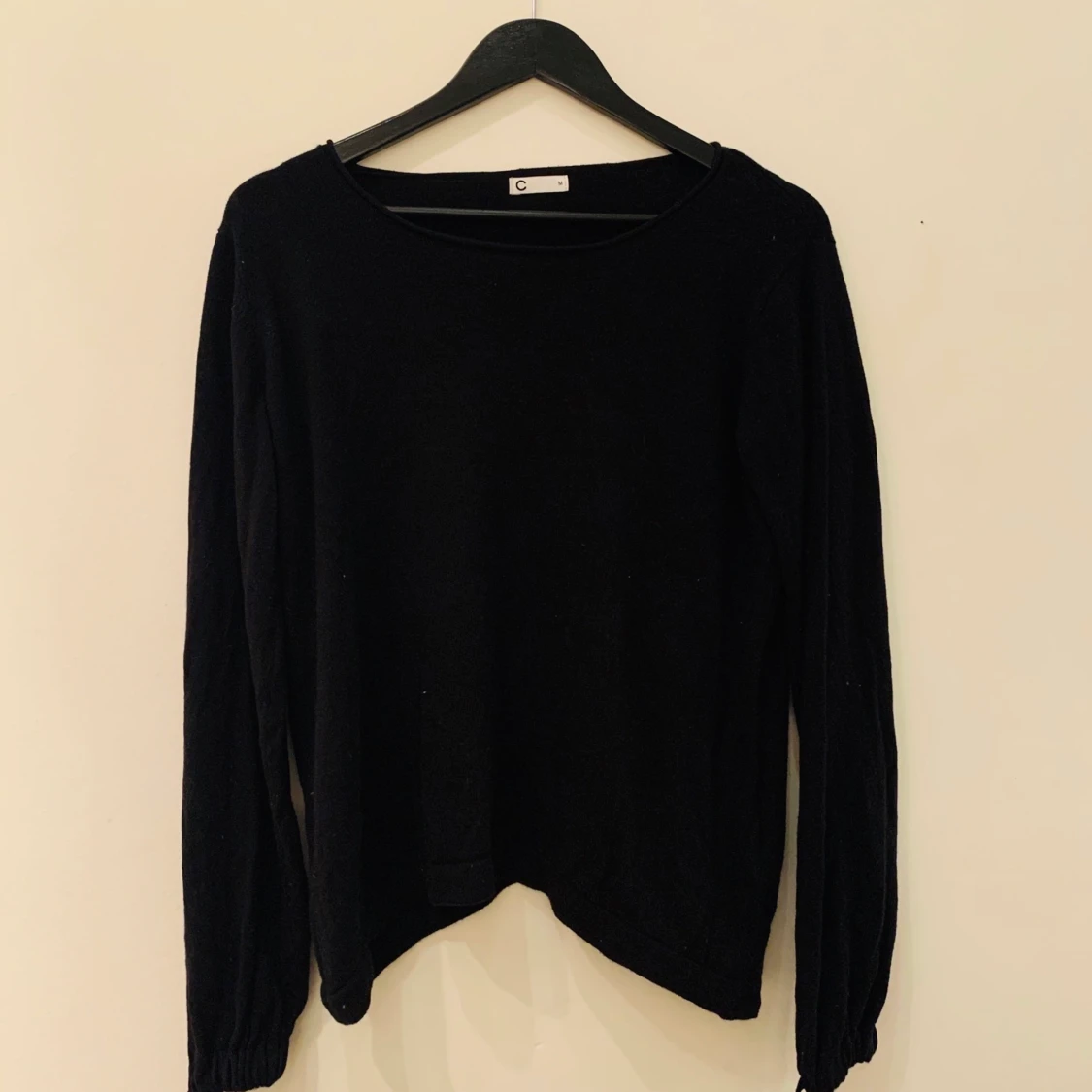 Svart tröja med detalj 