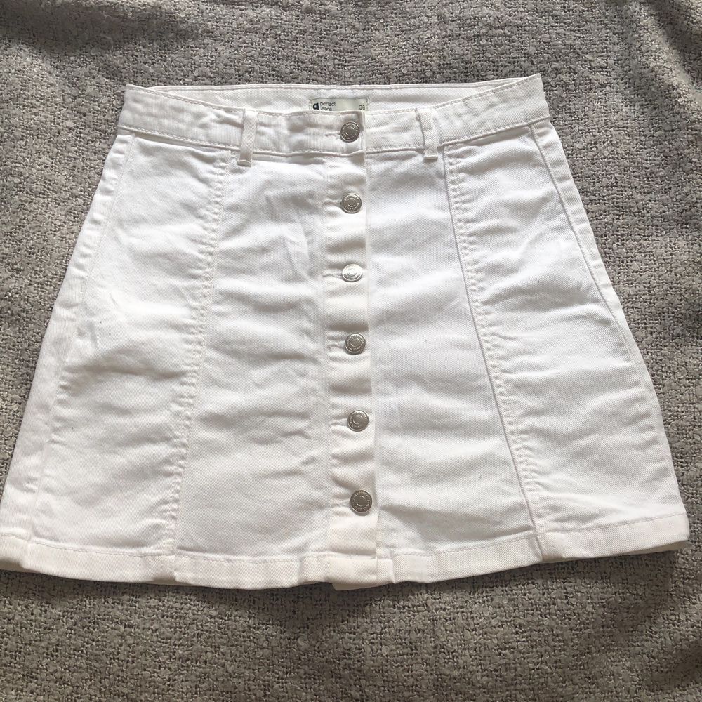PRIS KAN DISKUTERAS💕                           Söt, vit ”jeanskjol” från Gina Tricot. Använd ett fåtal gånger och säljs då den är för liten för mig.✨ DM om du har någon fundering☺️. Kjolar.
