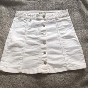 PRIS KAN DISKUTERAS💕                           Söt, vit ”jeanskjol” från Gina Tricot. Använd ett fåtal gånger och säljs då den är för liten för mig.✨ DM om du har någon fundering☺️