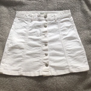 Vit ”jeanskjol” från Gina Tricot - PRIS KAN DISKUTERAS💕                           Söt, vit ”jeanskjol” från Gina Tricot. Använd ett fåtal gånger och säljs då den är för liten för mig.✨ DM om du har någon fundering☺️