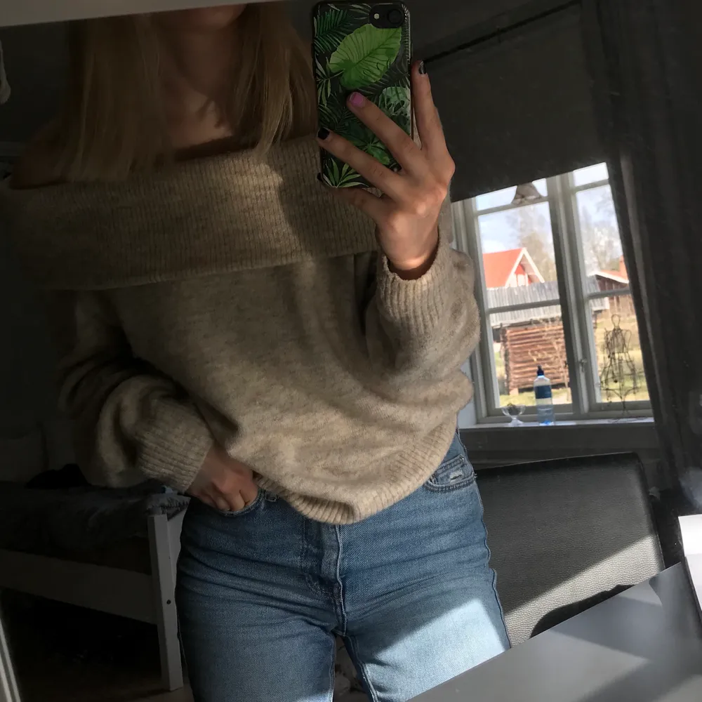 Jättemysig stickad off shoulder tröja från h&m. Bara använt två gånger så den är som ny✨ . Stickat.