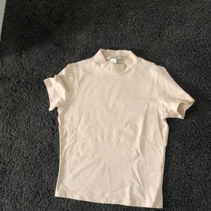 Monki topp - Beige gul polo topp från monki. För liten för mig. Nyskick!