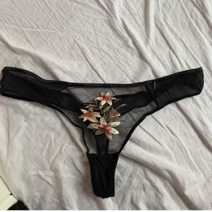 Oanvända stringtrosor - Ella m - Oanvända stringtrosor som har broderade blommor på sig. Trosorna är i storlek L och från lindex. 200 för alla trosor, 80kr för ett par 💓