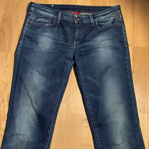 Vintage Replay jeans Darkwashed  - Ett par Replay jeans som min mamma aldrig har använt. Dom är lågmidjade men fin fittning på rumpan. Får vintage vibes av dom och hoppa på att dom kan få användas av någon. Köparen står för frakten men kan även mötas. 