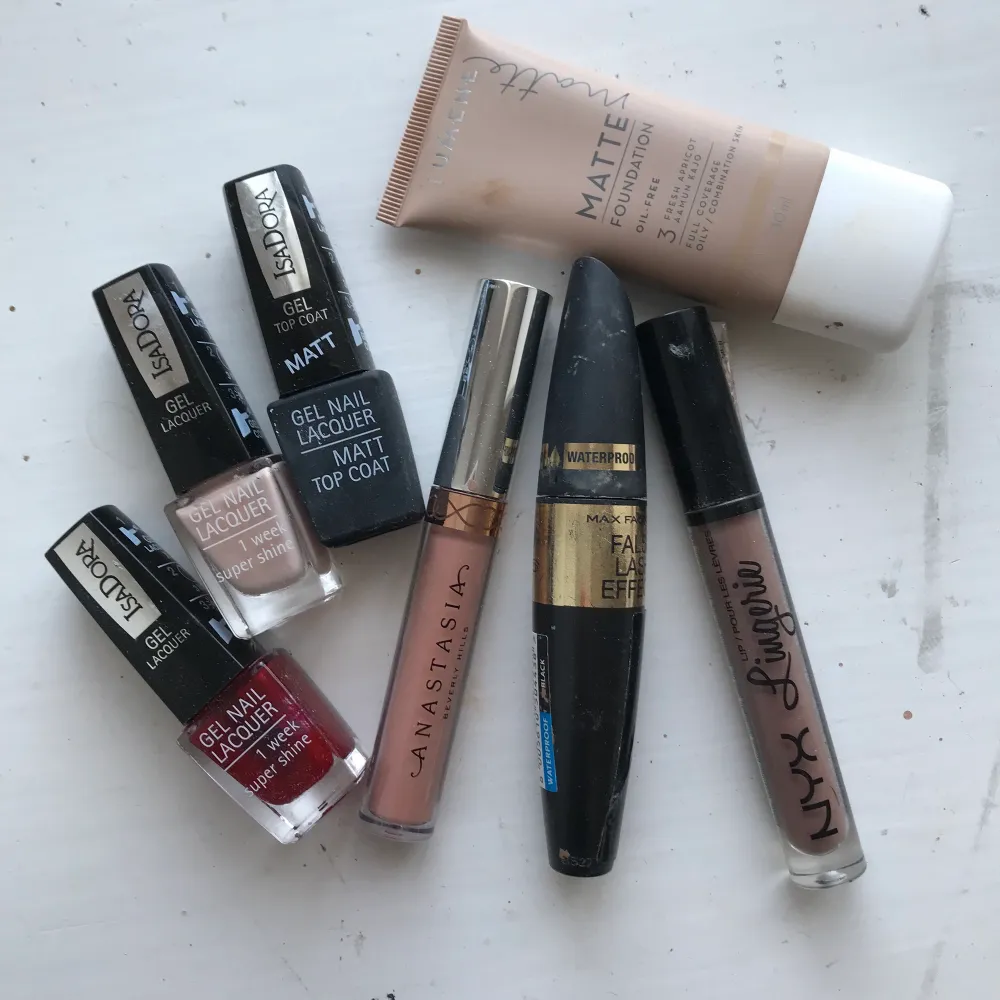 2 gel lacker och ett matt gel top coat. 1 Mascara. 1 Foundation. 1 Nyx läppstift. 1 Anastasia läppstift. Det är taget lite ur allt. Frakt inräknat i pris. Betalas med Swish. . Skönhet.