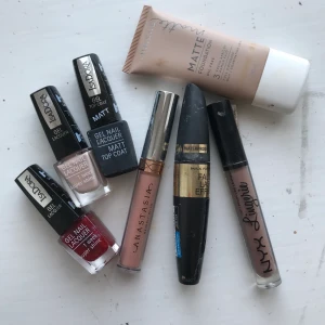 Skönhetsprodukter/smink - 2 gel lacker och ett matt gel top coat. 1 Mascara. 1 Foundation. 1 Nyx läppstift. 1 Anastasia läppstift. Det är taget lite ur allt. Frakt inräknat i pris. Betalas med Swish. 