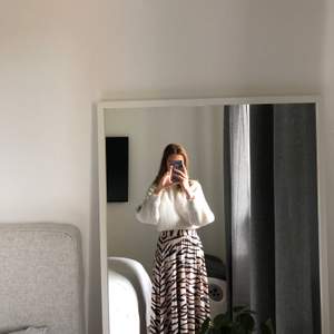 Super fin och trendig leopardmönstrad kjol från Gina Tricot i storlek xs. Prefekt nu till våren/sommaren. Sparsamt använd nästa som ny då jag har köpt på mig alldeles förmåga kjolar🤪 Köparen står för frakten🥰