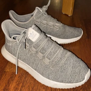 Adidas - Adidas skor i storlek 40 säljes för 250kr :) köparen står för frakten