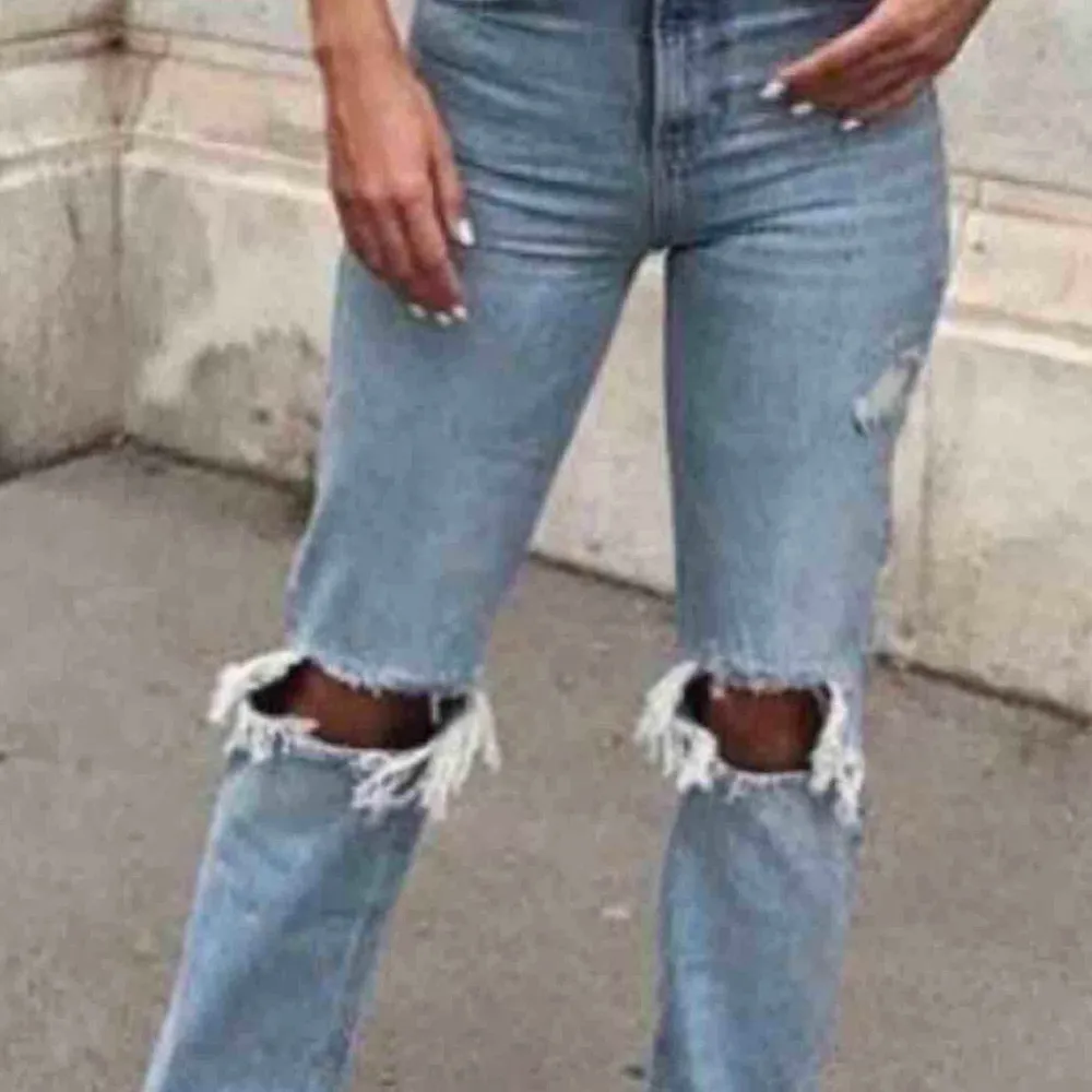 Söker dessa slutsålda jeans från zara i storleken 34!💓 hör av dig om du vill sälja ✨. Jeans & Byxor.