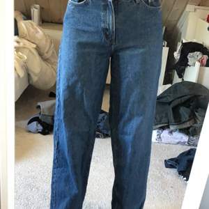 mina weekday rail jeans! De är i storlek 26/32 jag har annars storlek 36 på byxor. De är använda ungefär 4 gånger och kostade 600kr ny pris. 