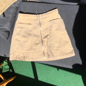 kjol  - manchester e inte ute! Skitsöt kjol PERFA t sommaren. från monki storlek 38. billigare kmr ni ej undan! meddela vid frågor ! hugz