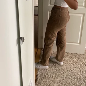 Bruna manchesterbyxor - As snygga bruna manchesterbyxor köpta på någon secondhand för ett tag sen. Passar typ S&M och jag är 160. 