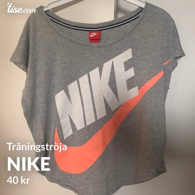 Träningströja från Nike i storlek M, i fint skick! Frakt tillkommer och betalning sker via swish💓 Skicka ett meddelande om du har några frågor, vill diskutera pris eller om du vill ha fler bilder🤩🤩 . T-shirts.