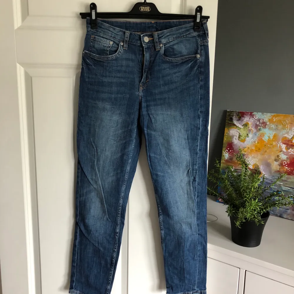 Snygga Girlfriend regular fit jeans från Hm i storlek 26. Fint skick. Porto 63kr . Jeans & Byxor.