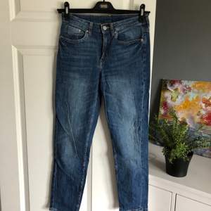Snygga Girlfriend regular fit jeans från Hm i storlek 26. Fint skick. Porto 63kr 