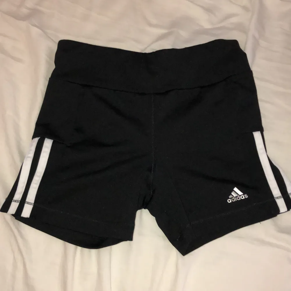 Svarta adidas shorts i stl XS som tyvärr blivit för små för mig. Eventuell frakt tillkommer på 22kr✨✨. Shorts.