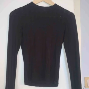  - halvpolo tröja från ginatricot, väldigt tunt och skönt material. Frakten blir 22kr exktra