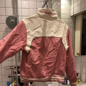 Henri lloyd rosa jacka - Rosa regnjacka från henri lloyd, går att tvätta vanligt i maskin osv,  fråga om de e nåt. Skulle säga storlek S/M