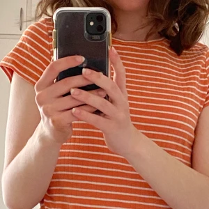 Randig T-shirt  - Jättefin T-shirt från weekday att ha på sommaren. Säljer eftersom den tyvärr inte kommit till användning. Hör av dig vid ev frågor kring pris eller plagg ❤️