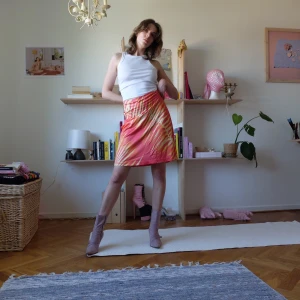 ORANGE/GUL TIGERMÖNSTRAD KJOL - Perfekt kjol jag köpte pga älskar mönstret men den är tyvärr för stor för mig ! OBS jag håller in kjolen på bilderna! Storleken är L-XL. Baddräkts-liknande material, se sista bilden! Kan mötas upp vid stigbergstorget/gbg eller så tillkommer 22kr frakt!