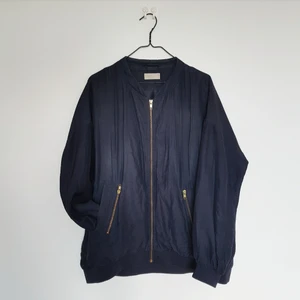 Marinblå bomberjacka  - Marinblå bomberjacka från weekday i strl L. Köpt 2014 för 500 kr och varit med en hel del, men säljs nu för 150 kr. Ser lite fläckig ut på bild men det är bara ljuset som ligger konstigt. Kan mötas upp i Stockholm eller skicka men köparen betalar frakt!🌻