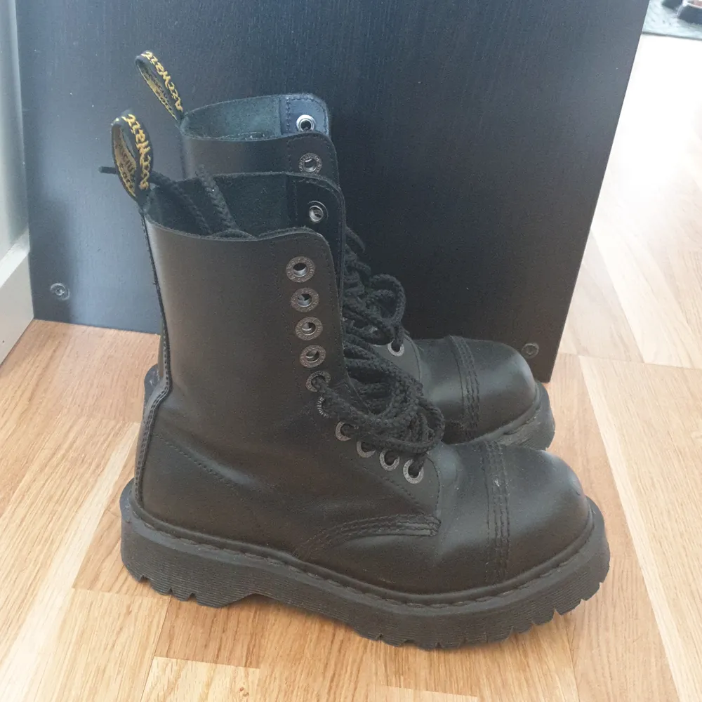 Selling my Doc Martens with steel toe caps, I've had them for a few years, but only wore them at concerts and festivals. Since I'm slowly getting rid of everything I have in leather, these have to go too. Message me if you're interested! 😊. Skor.