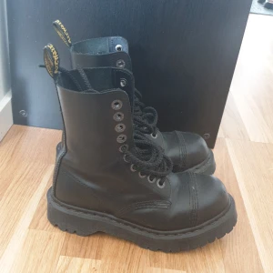 DrMartens Steel toe kängor  - Selling my Doc Martens with steel toe caps, I've had them for a few years, but only wore them at concerts and festivals. Since I'm slowly getting rid of everything I have in leather, these have to go too. Message me if you're interested! 😊