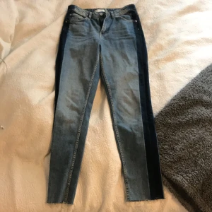 Jeans - Snygga jeans, sitter bra i rumpan och i längden jag är 167.