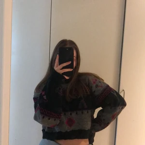 Stickad tröja från beyond retro - Jätte fin stickad tröja från beyond retros garage sale, köpt i början av året men aldrig använd. Är i storlek L men skulle säga att det är mer som en S-M