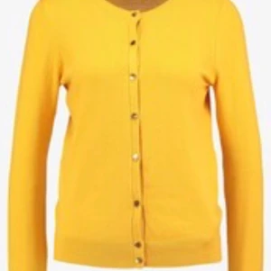 Gul cardigan  - Den passar bra men för stor för mig.     Tillkommer 10 kr frakt