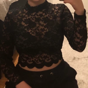 Tröja - Snygg meshtröja med spets detaljer på. Hade på mig en topp under men blir kanske snyggare med en bralette. Har ett litet hål vid bysten som knappt syns tack vare spets detaljerna, ni kan se hålet på bilden om man kollar noga. (Därav priset)