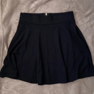 Basic svart kjol - Super Basic svart kjol från HM, är verkligen en Basic som man måste ha i garderoben !! Köpte en liknande då tänkte att jag kunde sälja denna :) 