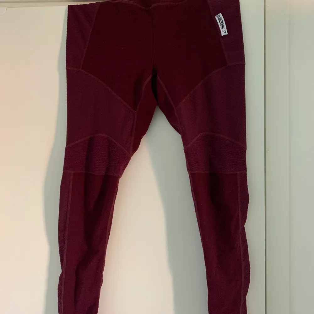 Knappt använda gymshark thights storlek M. Funktionsficka på sidan perfekt för telefonen. Supersnygg färg!!. Jeans & Byxor.