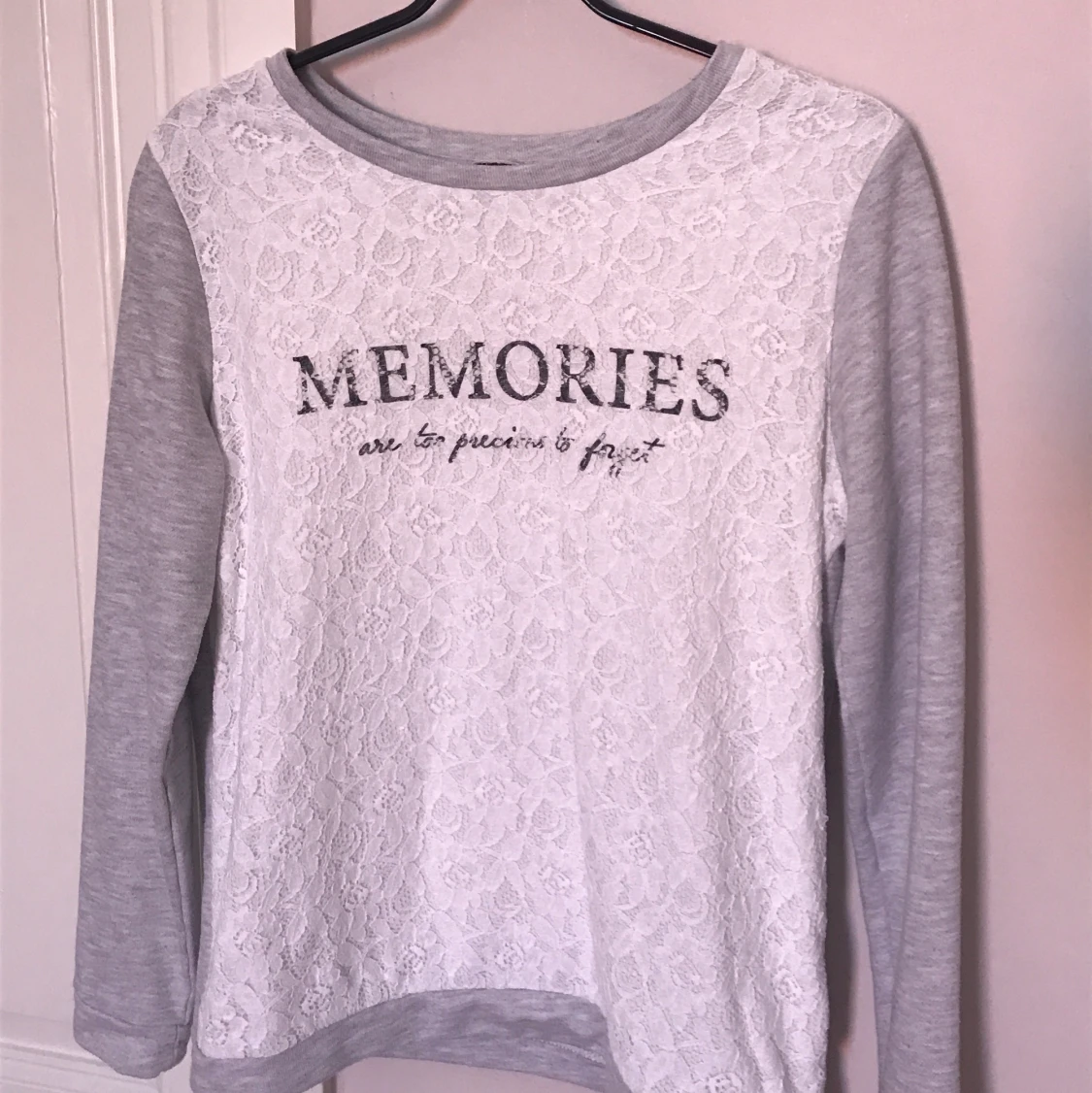 Vitgrå tröja storlek M - 90