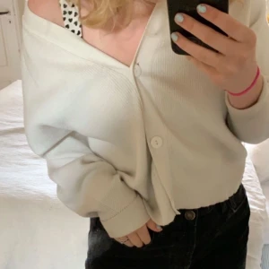 Vit ribbad kofta, strl L/M/S - Vit ”ribbad” kofta från Zara, strl L men passar mig som annars har M/S💕 det beror på hur man vill att den ska sitta😜 lägg bud