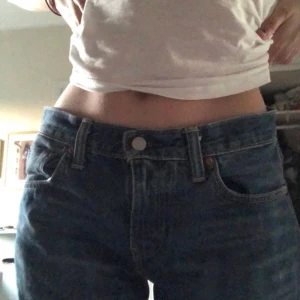 levis jeans - ett par levis jeans i storlek 30:34 och passar mig jättebra som vanligtvis har storlek 26 i weekday jeans