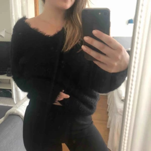  - En mysig lurvig tröja från bikbok. Använd få gånger så den är i bra skick. Frakt tillkommer☺️